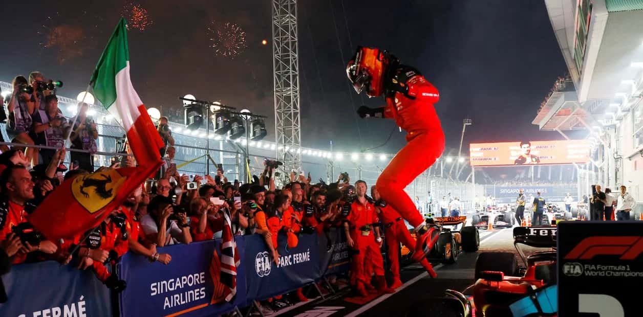 Carlos Sainz se quedó con el GP de Singapur y consiguió su primera victoria de la temporada