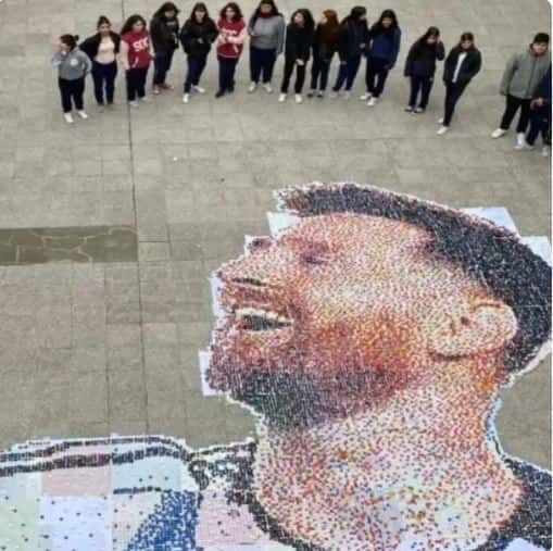 Alumnos de un colegio crearon un mosaico de Lionel Messi con más de 90 mil tapitas de plástico