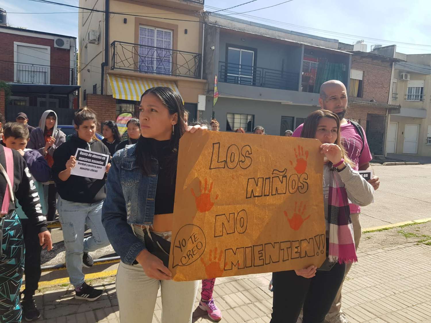 "Los niños no se tocan": Padres y madres marcharán hacia la Departamental de Escuelas