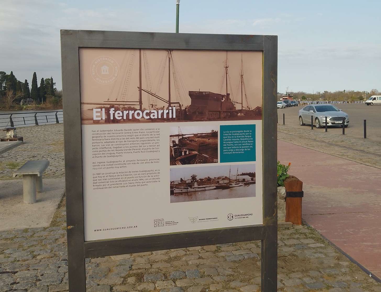 Renovaron la cartelería del Paseo del Puerto para que todos puedan conocer su historia