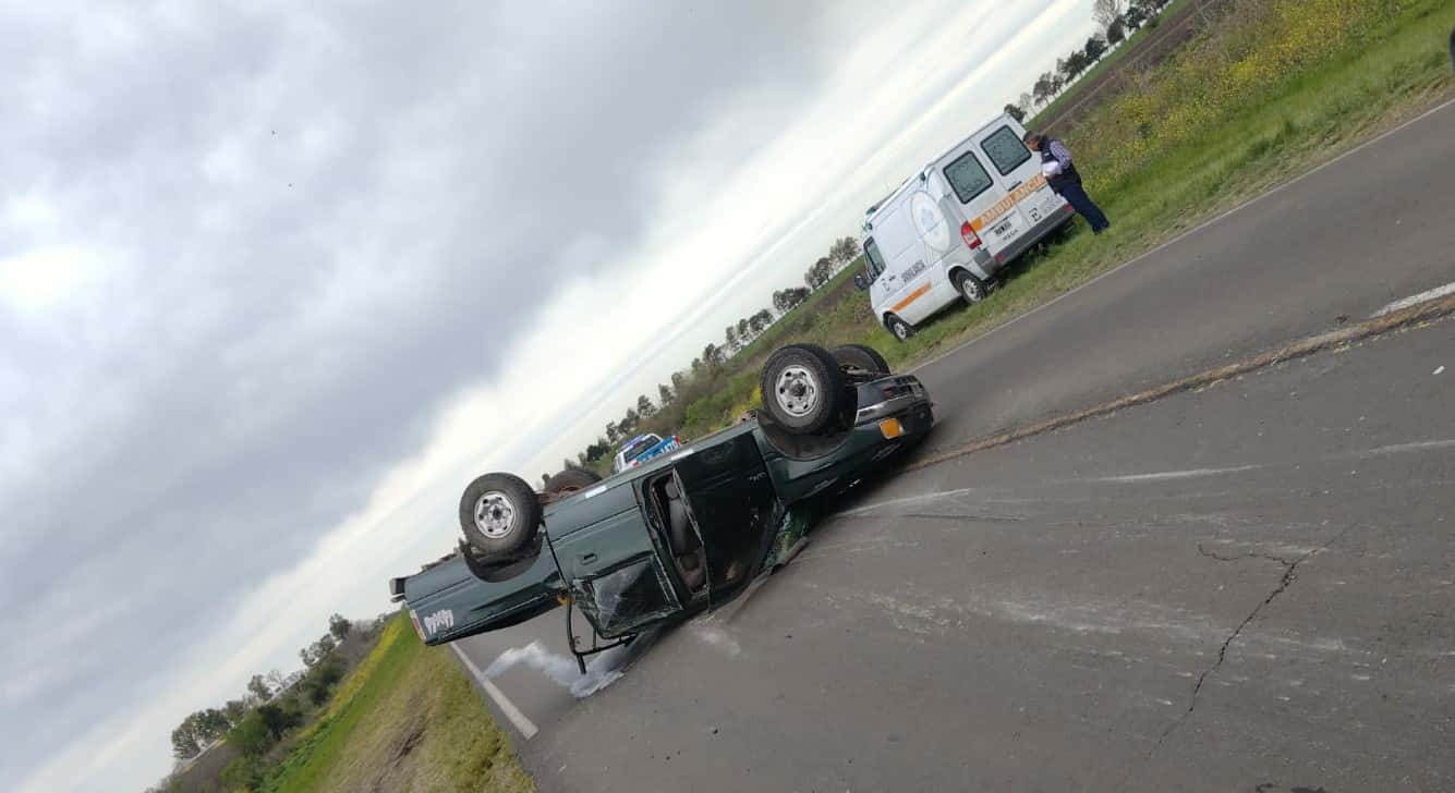 Volcó una camioneta en la Ruta 20 cerca de Gualeguaychú: dos personas fueron hospitalizadas