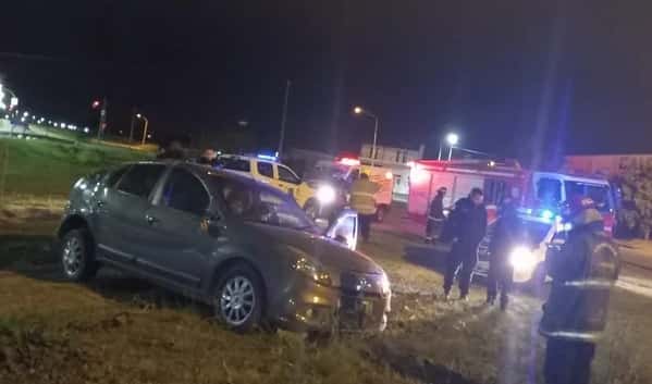 Un auto volcó y despistó en una avenida entrerriana: su conductor resultó hospitalizado