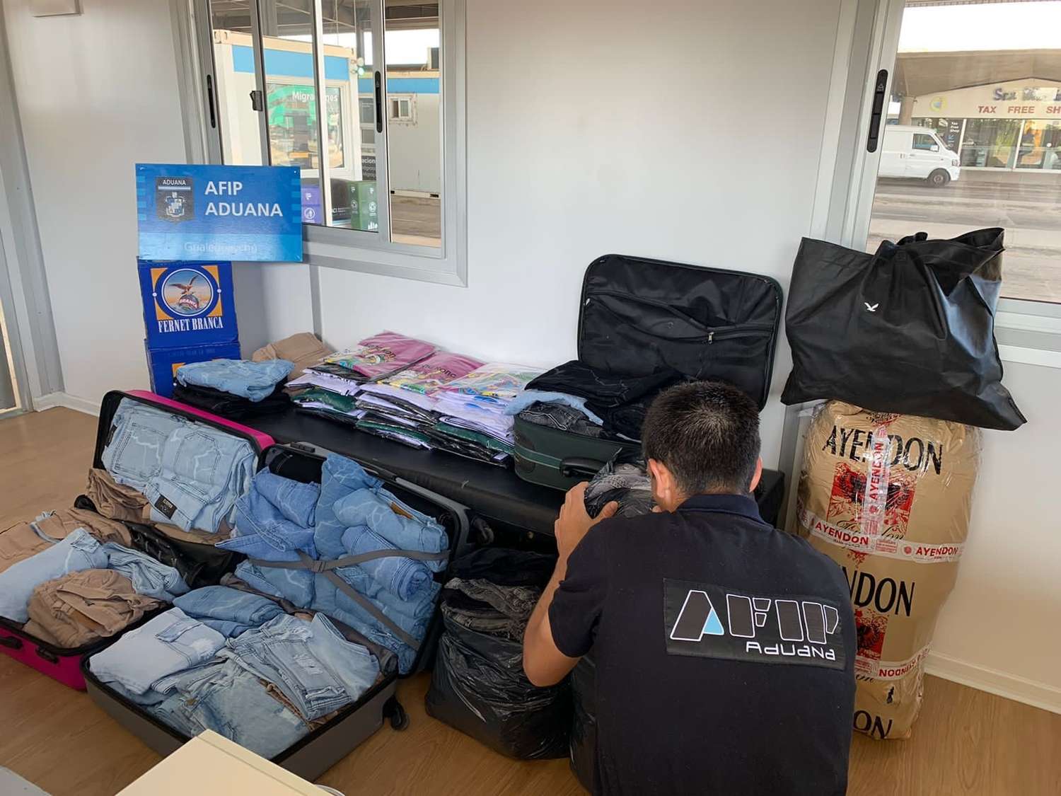 La Aduana de Gualeguaychú evitó el contrabando de bebidas alcohólicas, ropa y combustible que intentaban enviar a Uruguay
