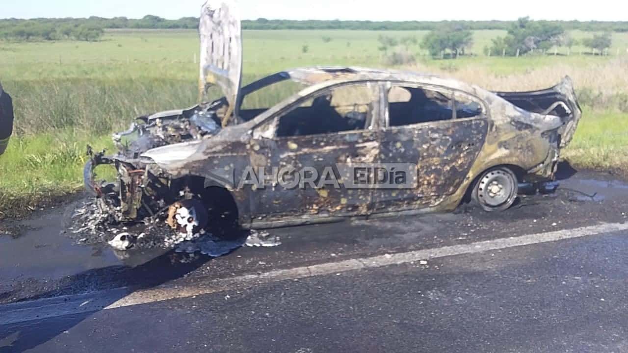 Un auto se prendió fuego en plena Ruta Nacional Nº12