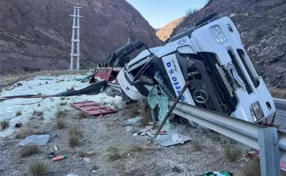 Un conductor de Gualeguaychú volcó un camión cargado con arroz en Mendoza: le detectaron 1.07 de alcohol en sangre