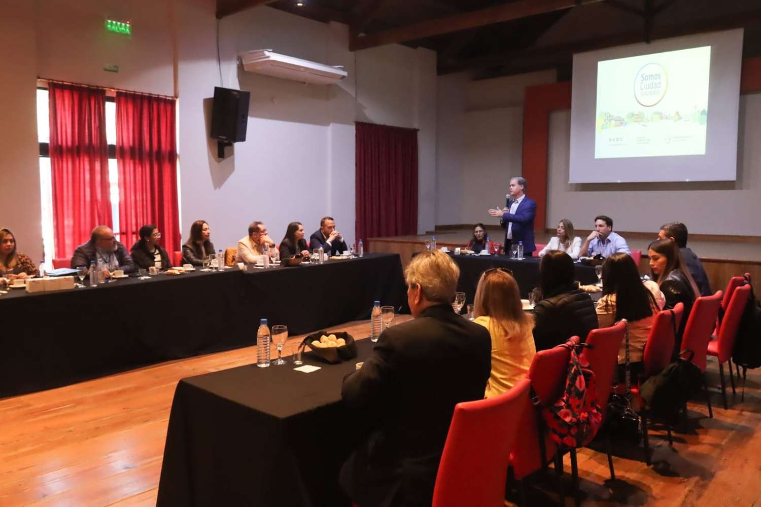El intendente Piaggio encabezó un encuentro de trabajo con autoridades de municipios chilenos