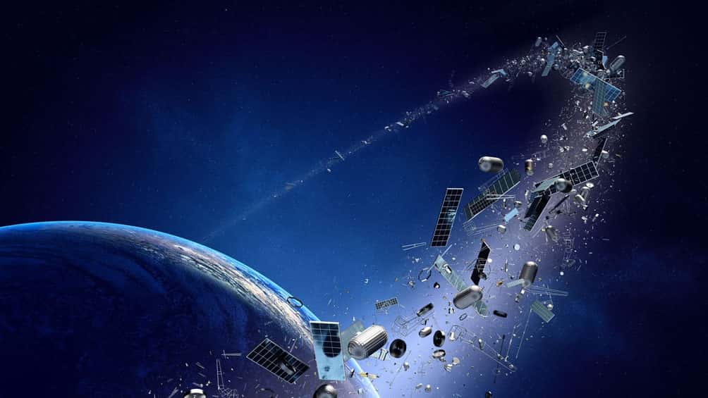 Contaminación espacial: Buscan regular la industria satelital para evitar la acumulación de basura en el universo