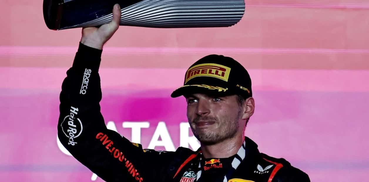 Verstappen celebró el título con victoria en Qatar, escoltado por los McLaren y tras un insólito choque de los Mercedes