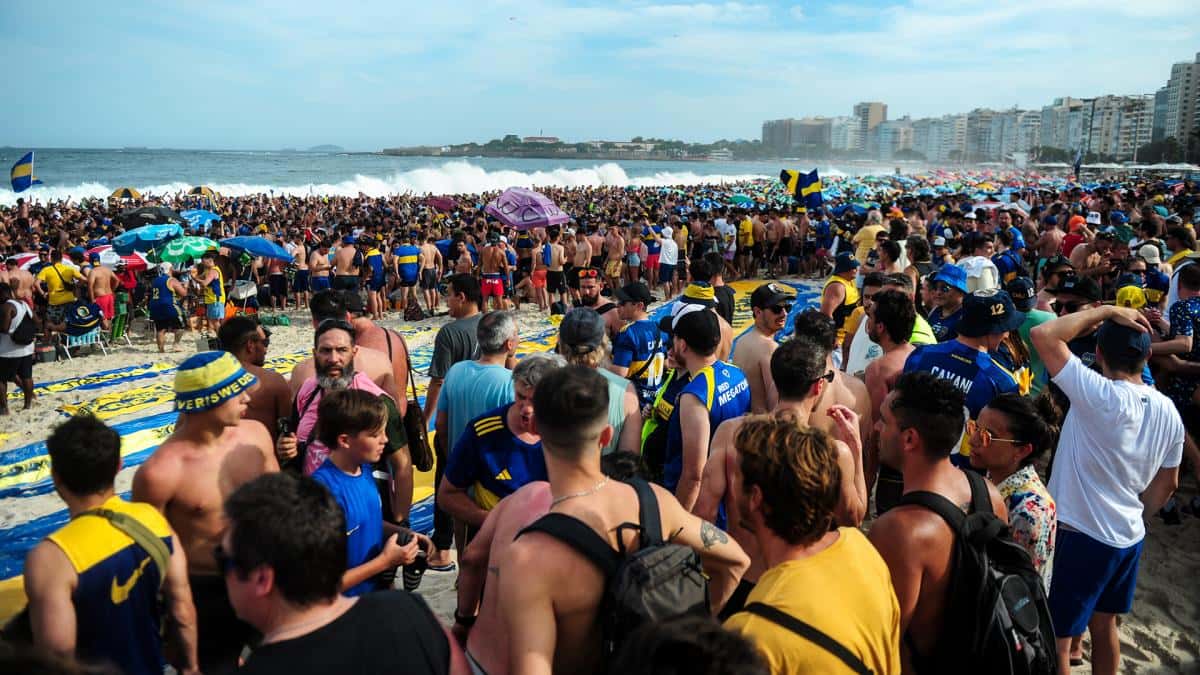Miles de hinchas tiñeron de azul y amarillo las playas de Copacabana