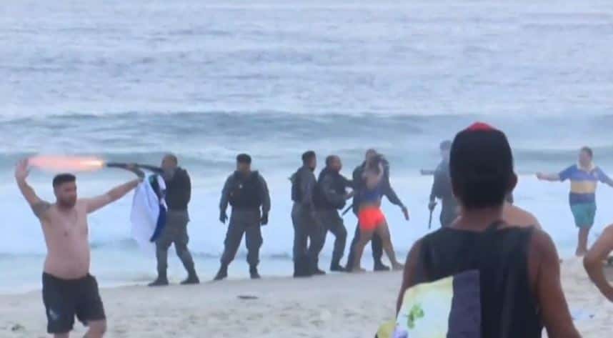 Hinchas de Fluminense y la Policía agredieron a los hinchas de Boca en las playas de Copacabana