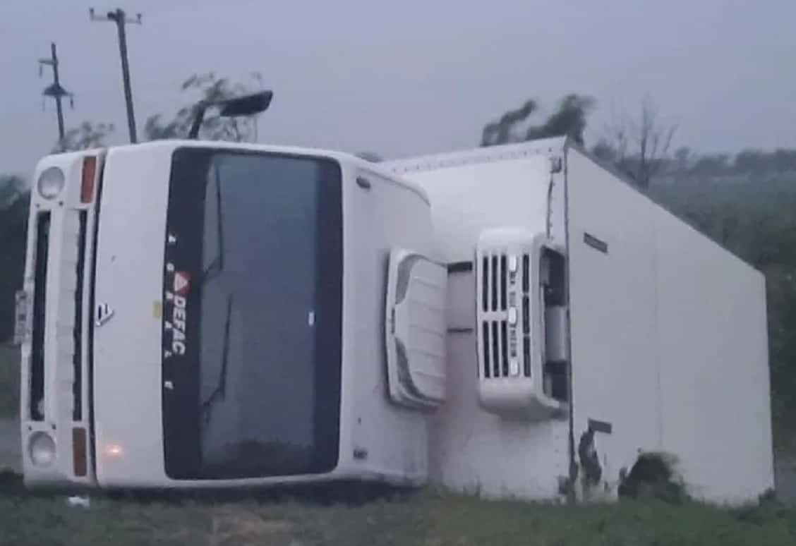 En medio de un fuerte temporal, volcó un camión de gran porte sobre una ruta entrerriana