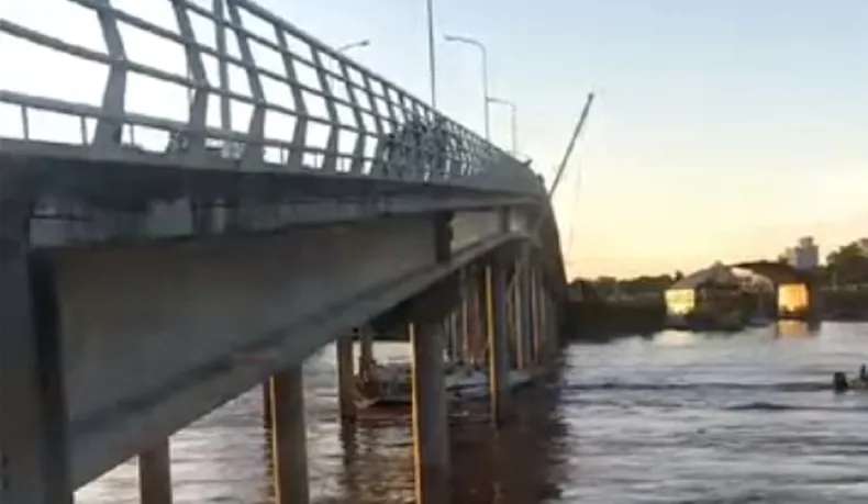 Video: Un velero chocó contra un puente en el Río Uruguay