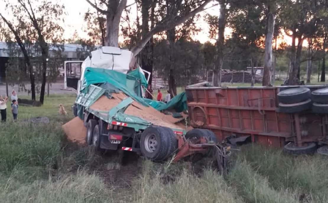 Un camión se despistó y se incrustó contra un árbol en una ruta entrerriana