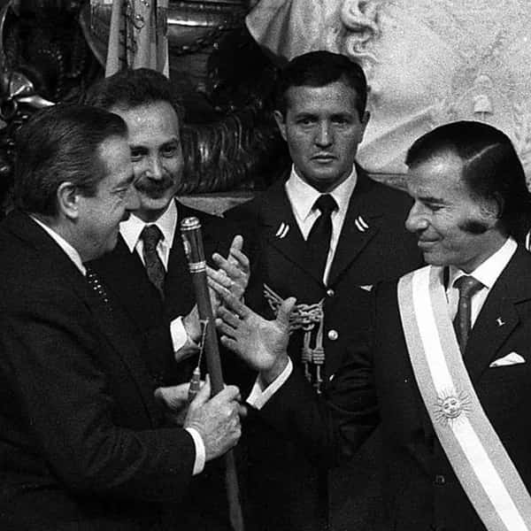 1989. Raúl Alfonsín entrega el bastón de mando a Carlos Menem. (Archivo)