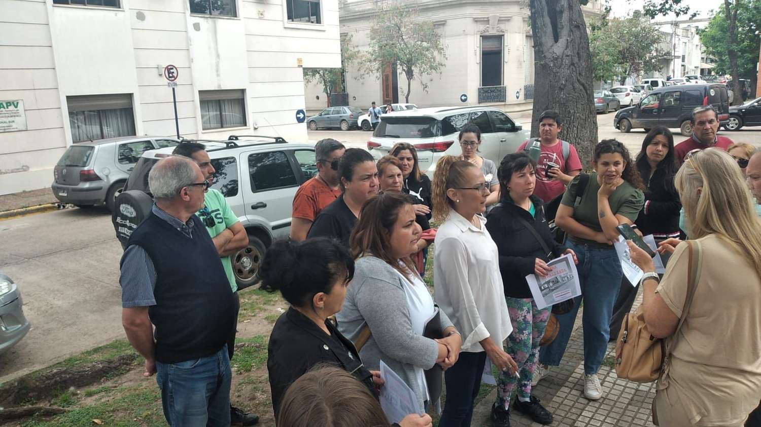 Las familias del barrio VICOER volvieron a protestar en el IAPV: "Queremos nuestras viviendas"