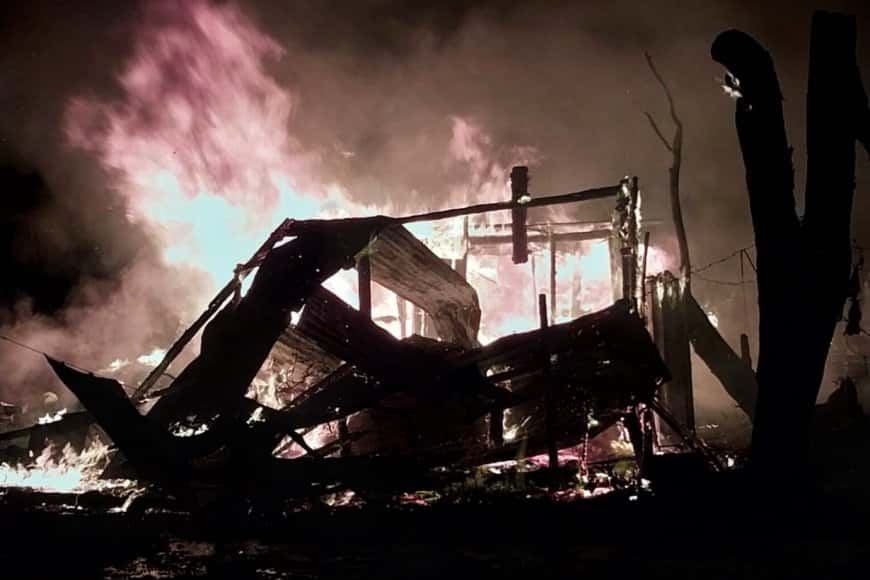 Incendio la casa de su ex pareja, lo rescataron entre las llamas y quedó detenido por violencia familiar