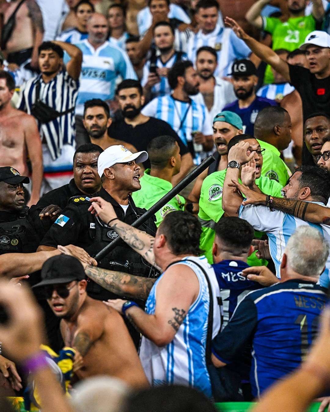 Gravísima y salvaje agresión de la policía brasilera a los hinchas argentinos antes del partido