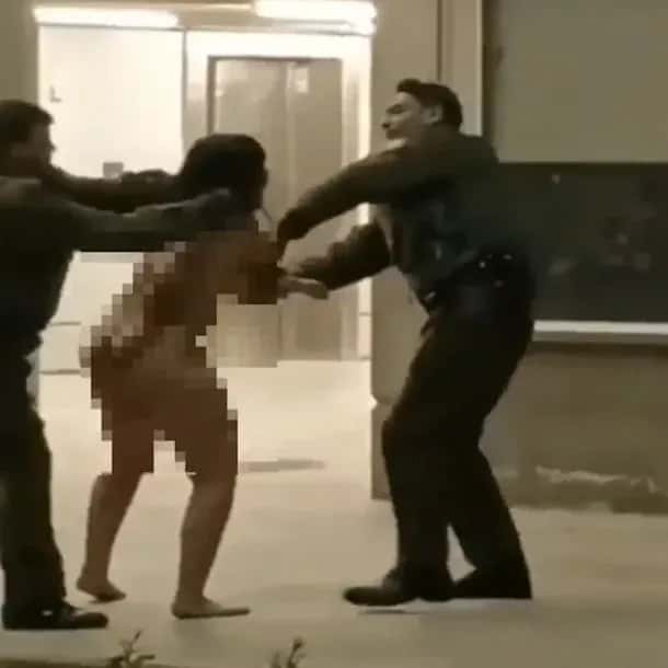 Video: Una joven drogada y borracha se desnudó y atacó a pasajeros en el aeropuerto