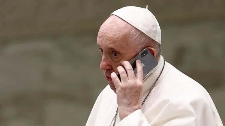 El papa Francisco llamó a Javier Milei para felicitarlo por su victoria en el balotaje