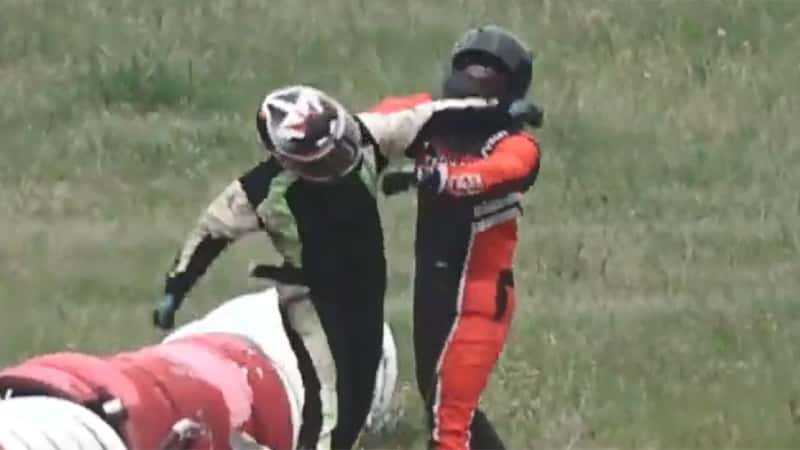 Feroz y escandalosa pelea entre pilotos durante una carrera de Karting