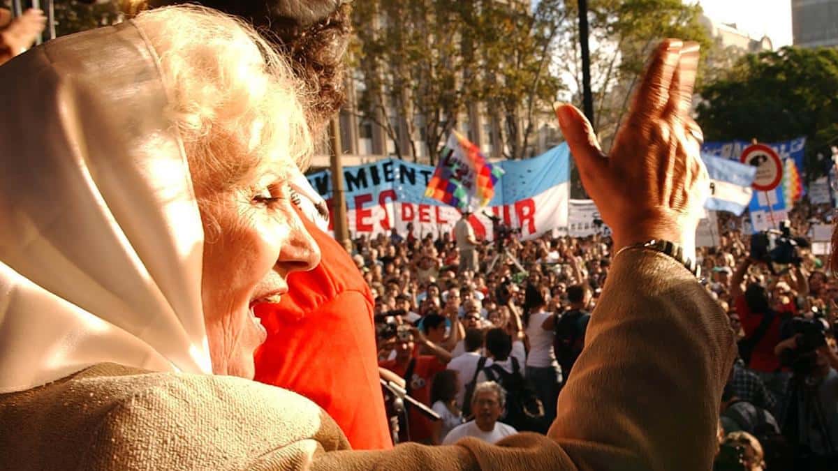 Abuelas de Plaza de Mayo: "No al DNU inconstitucional. Protestar es un derecho"