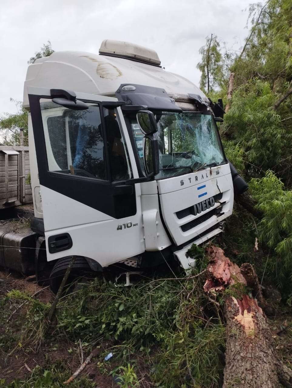 Un camión que viajaba hacia Gualeguaychú terminó impactando contra el guardarrail en la Ruta 12