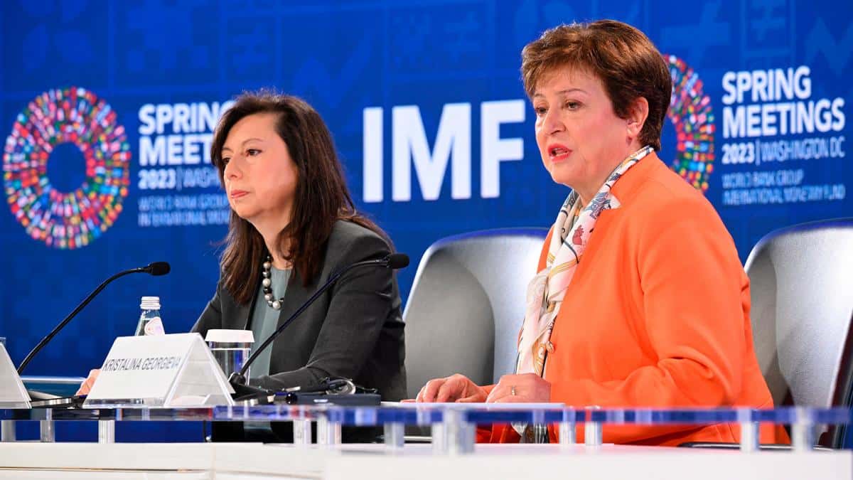 Kozack (izq.) reiteró el compromiso del FMI con la gestión de Milei, tal como había sido expresado al mandatario electo por Georgieva (der.).