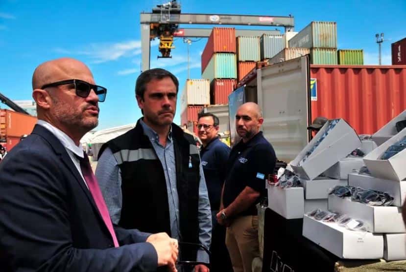 imagen La Aduana abrió 10 contenedores con casi 2 millones de dólares en mercadería y detectó graves infracciones