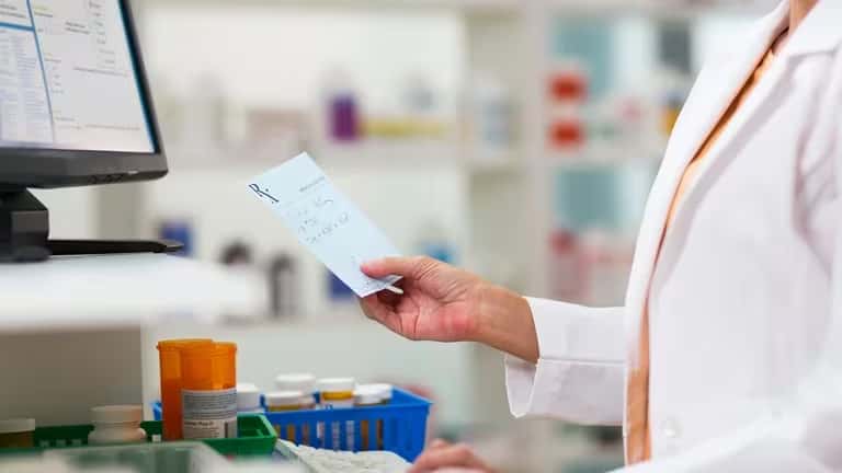 Cambios en el DNU: el Gobierno modificará el artículo que impide a los médicos recetar marcas específicas de remedios