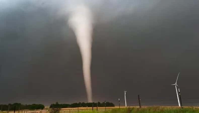 Un tornado previo al temporal en el Parque Eólico San Jorge, Bahía Blanca. Se registraron vientos de 153 kilómetros por hora.