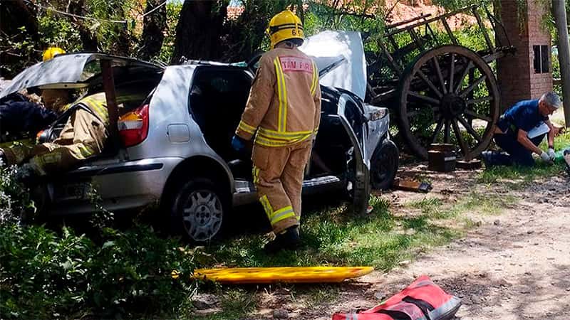 Dos turistas murieron al quedarse sin frenos su auto y chocar contra un árbol