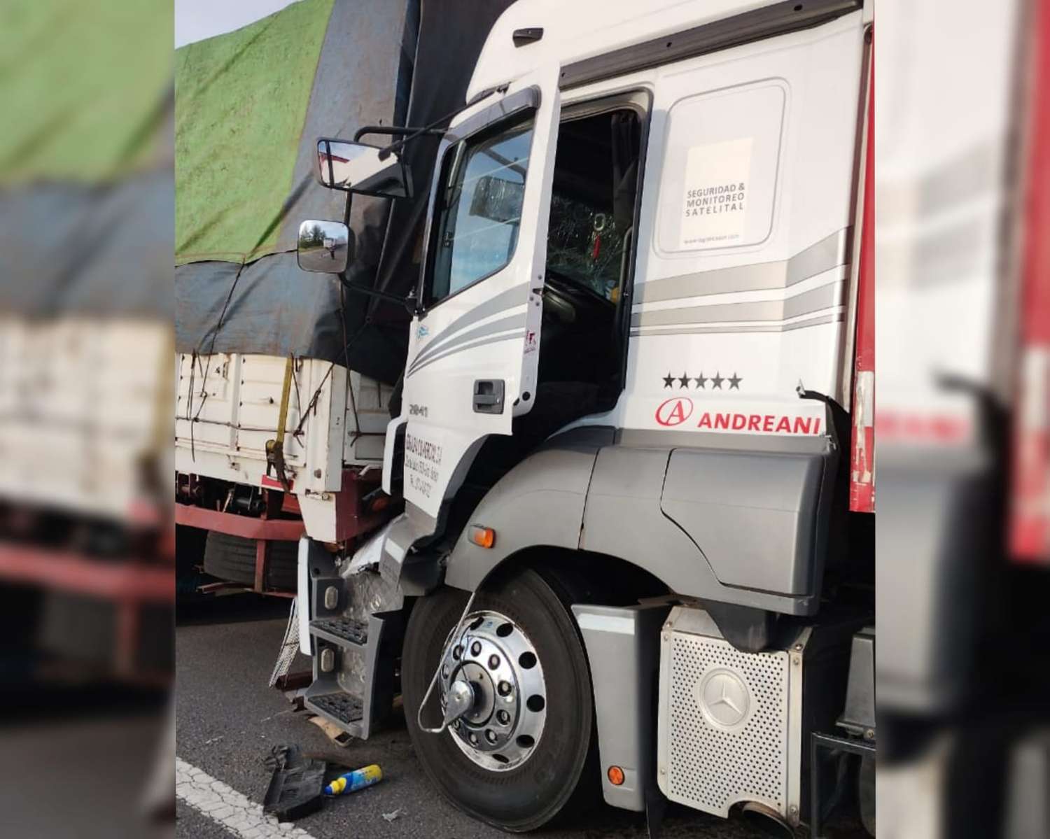 Chocaron dos camiones en la Autovía Artigas: un conductor sufrió lesiones graves