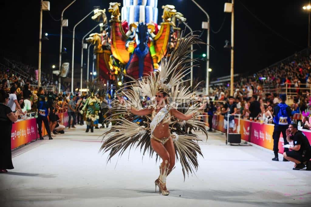 El Carnaval del País le ganó al clima e inauguró a todo ritmo la pasarela del Corsódromo