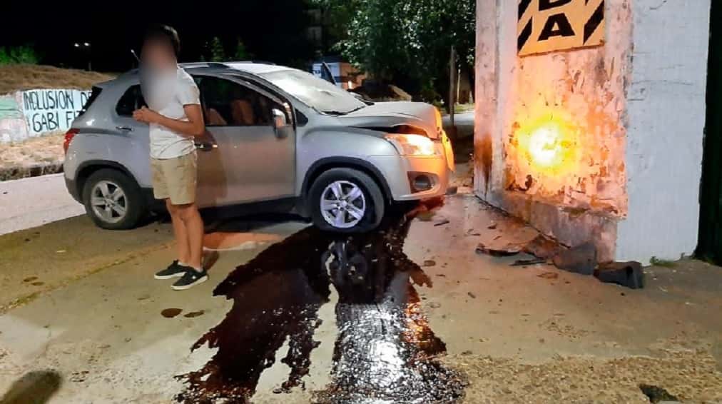 Un adolescente estrelló su vehículo contra un paredón: cuál es el estado de salud de los ocupantes