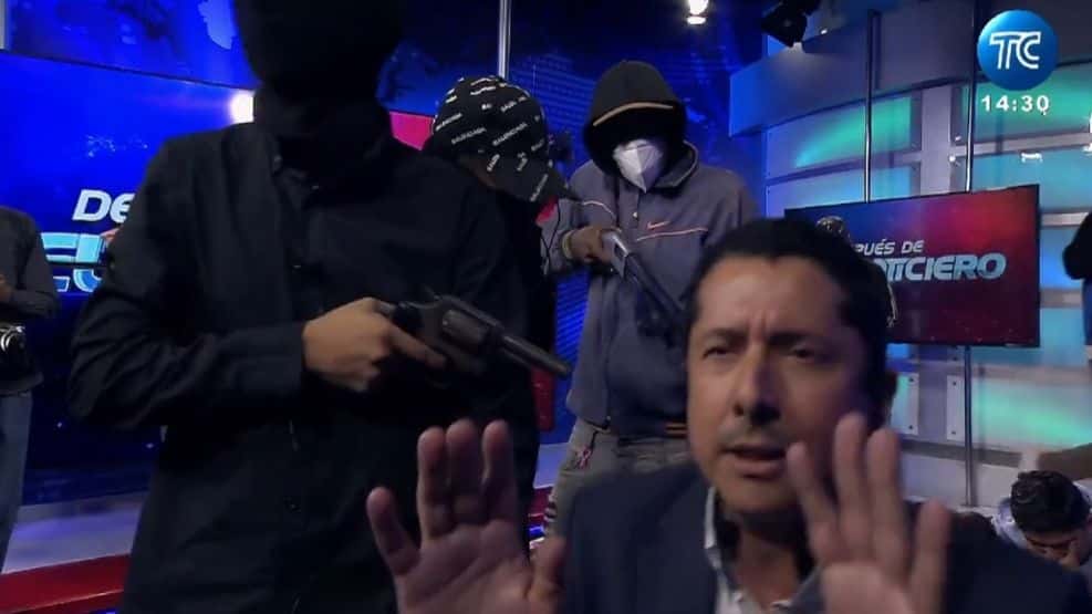 Violencia en Ecuador: una banda armada tomó un canal de televisión y tiene secuestrados a los empleados