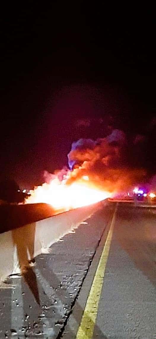 Un camión se incendió por completo en la Ruta 14: intervinieron bomberos de Gualeguaychú