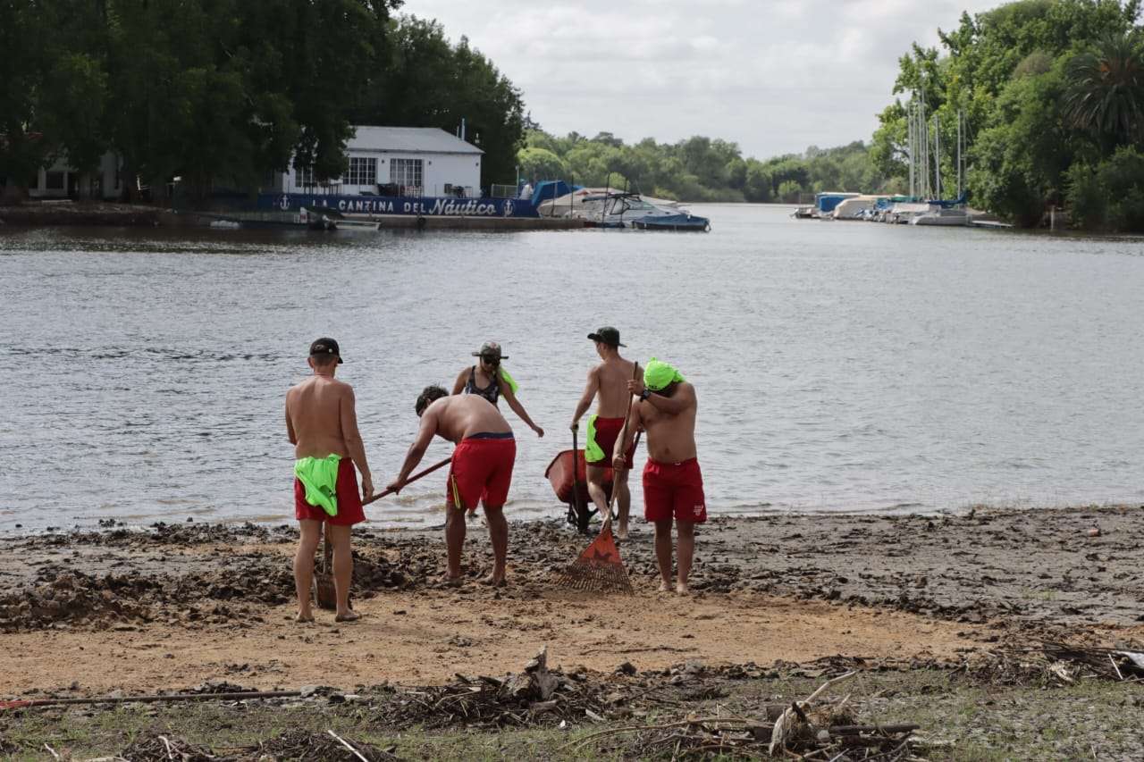 Se trabaja intensamente para poder dejar habilitadas las playas sobre el río Gualeguaychú