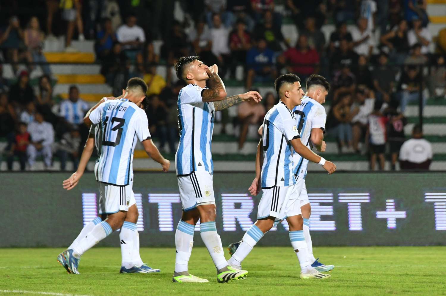 Argentina goleó a Chile y aseguró el pasaje a la fase final con una sólida labor