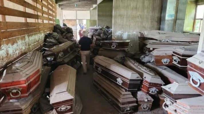 Encontraron 500 ataúdes abandonados y 200 bolsas con restos humanos en un cementerio