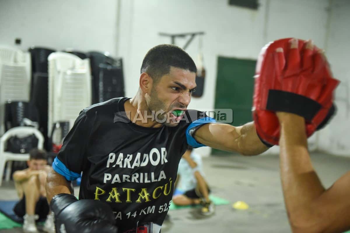 El “Picante” Parada entrena duro en el club Sarmiento con vistas a la pelea del próximo viernes ante el bonaerense Nicolás Jara (MR Fotografía).