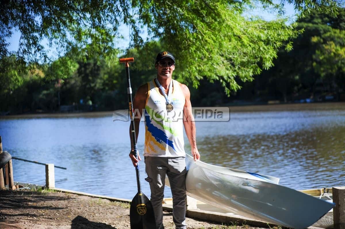 Tito Palacios con el bote y la pala, sus principales armas en el deporte (Crédito: MR Fotografía).