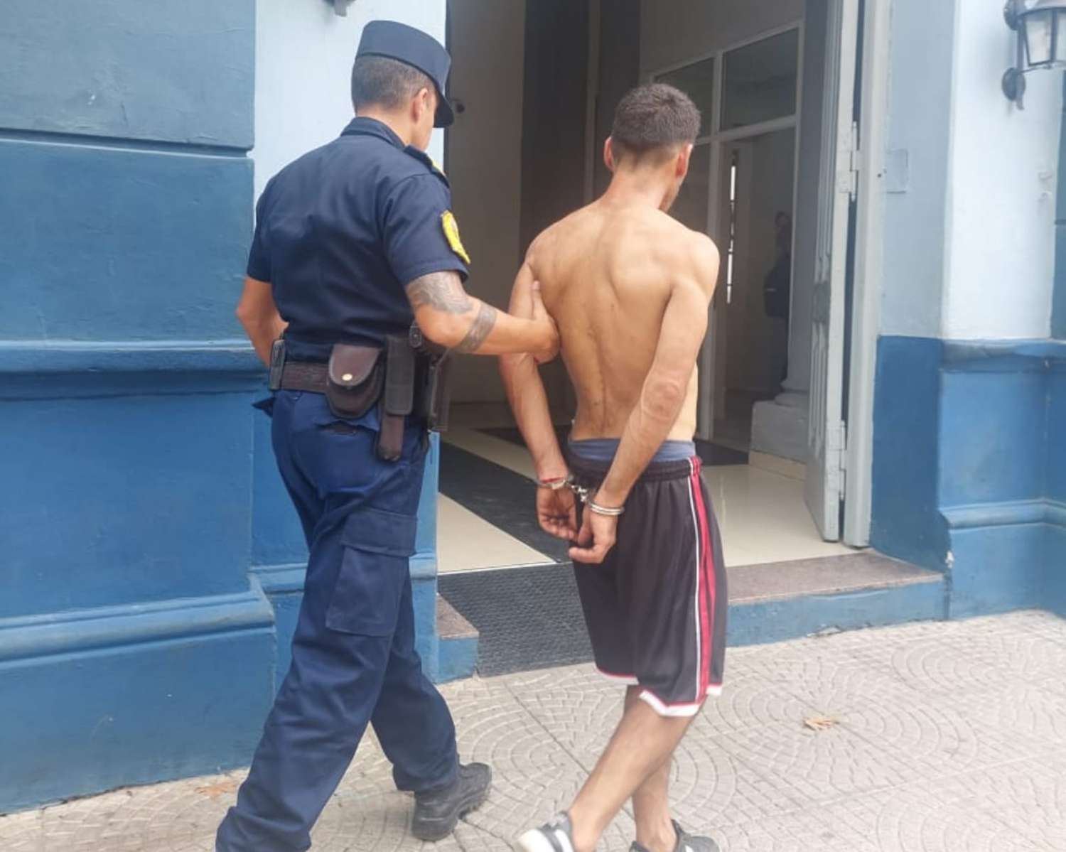 Un gualeguaychuense caminaba con una escalera y terminó preso