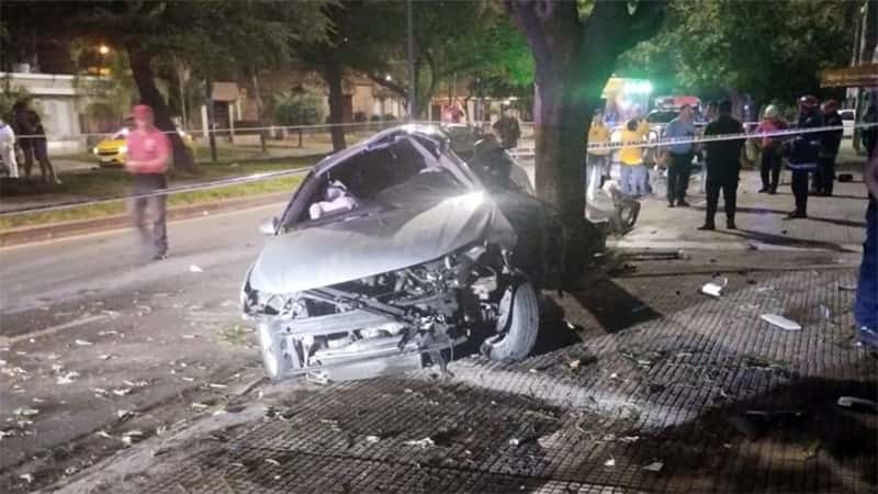 Una joven murió al chocar su auto contra un árbol