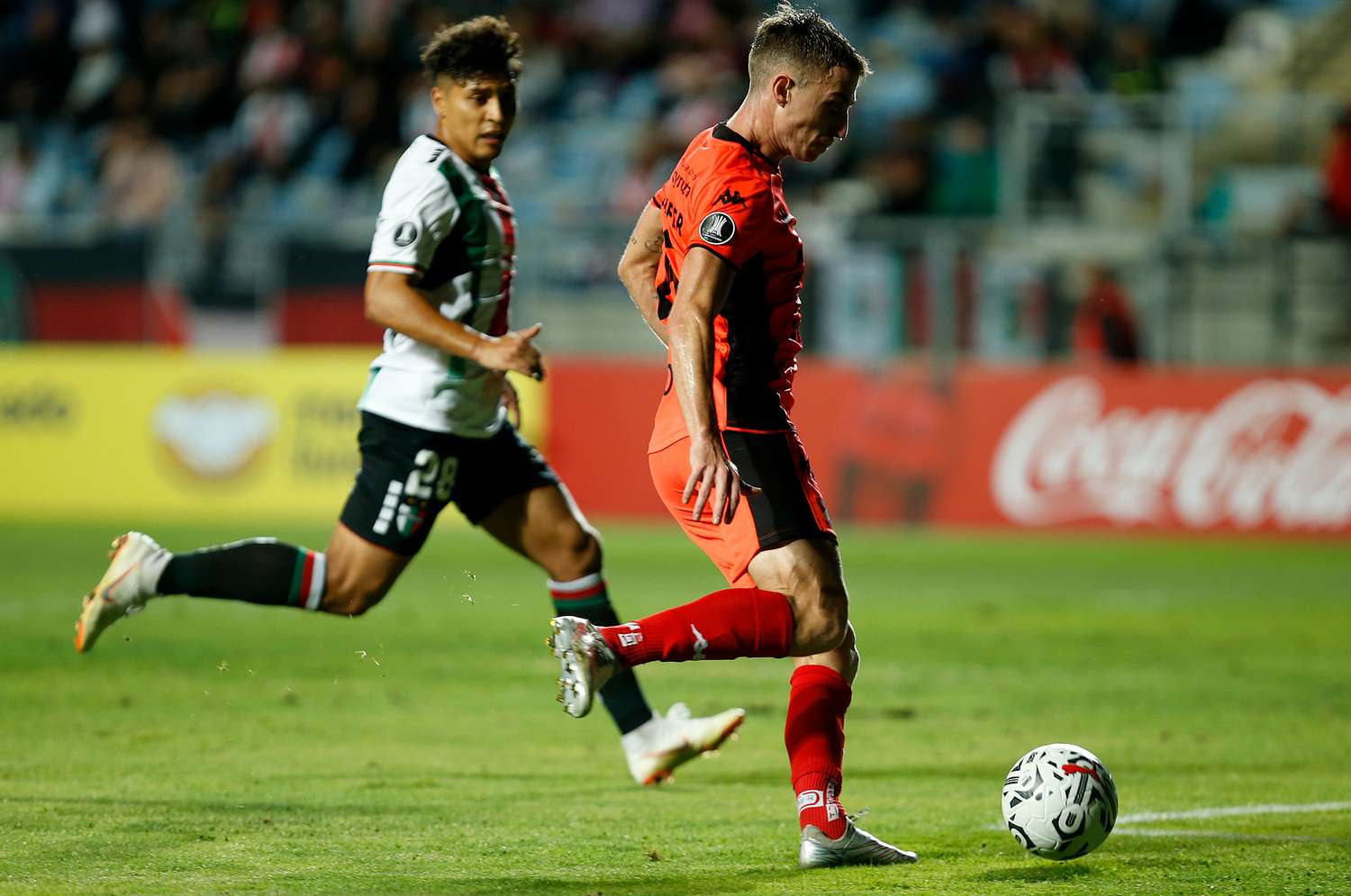 Juanfer Alfaro define para convertir el 3-0 parcial de Nacional frente a Palestino.