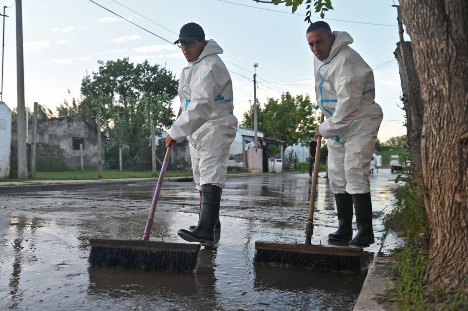 La Municipalidad realizó el operativo de limpieza y desinfección de las zonas que fueron inundadas