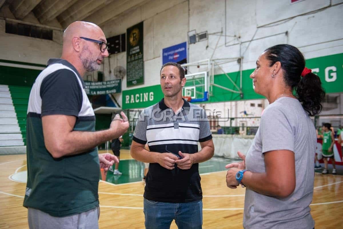 Romani dialoga Diego Bernardi y Noelia Mendoza, entrenador y asistente del plantel profesional de básquet (Crédito: MR Fotografía).