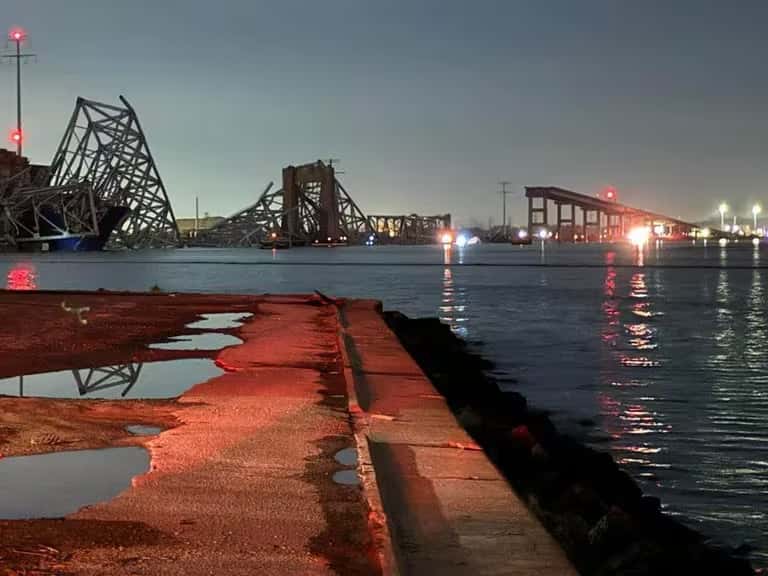 Un barco chocó contra un puente y se desplomó: varios autos cayeron al agua