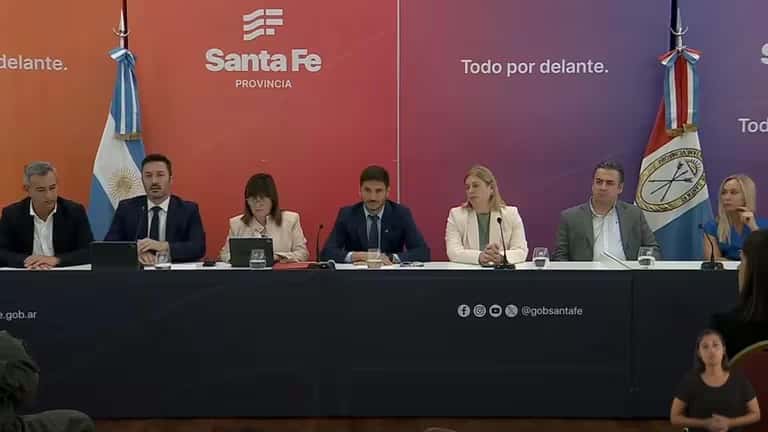 Autoridades locales y de la provincia de Santa Fe brindaron una conferencia de prensa.