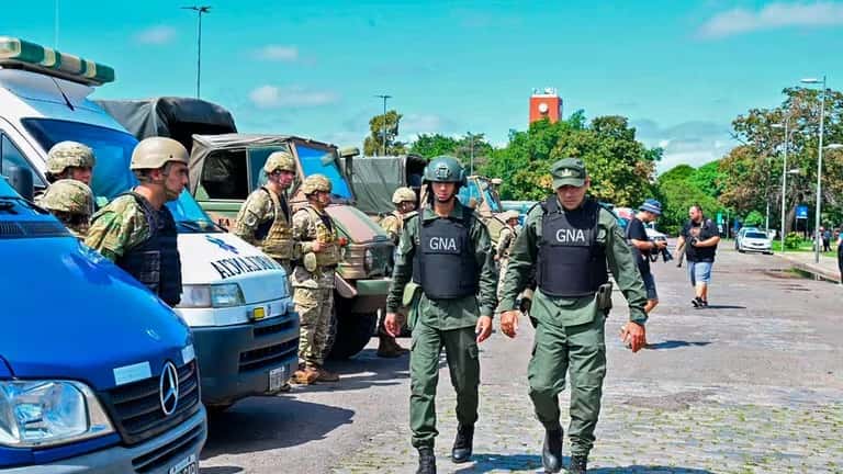 Inédito despliegue militar para combatir el narcotráfico en Rosario: 120 uniformados, 5 helicópteros, navíos y vehículos