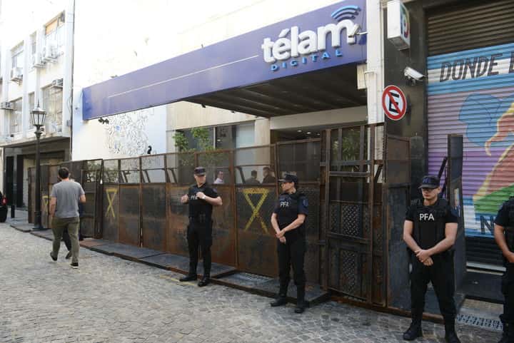 Durante la madrugada, el Gobierno deshabilitó la web de Télam y la policía valló la redacción